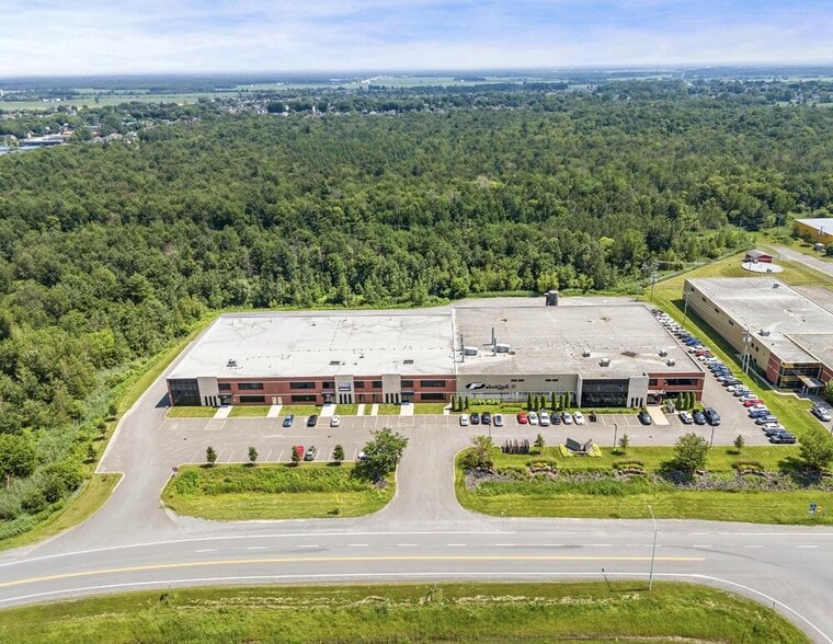 231 Rue Des Menuisiers, Saint-germain-de-grantham, QC for lease - Building Photo - Image 2 of 5