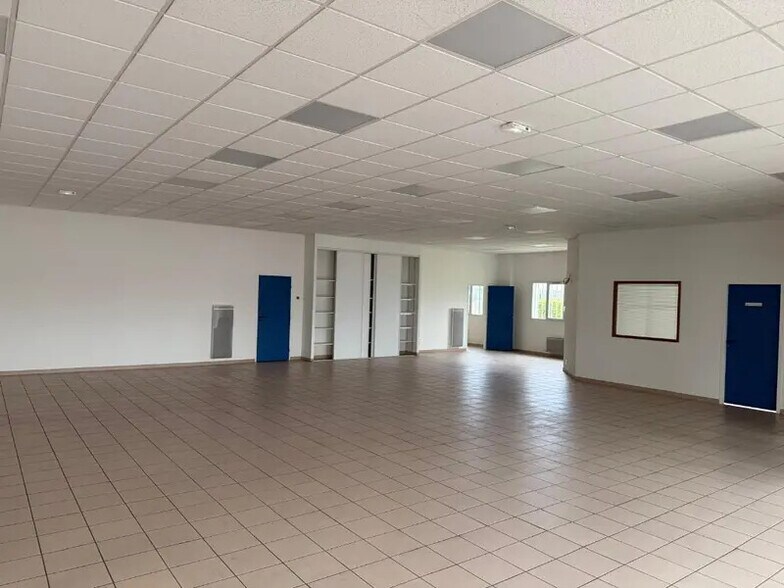Flex in Saint-Apollinaire for lease - Interior Photo - Image 3 of 7
