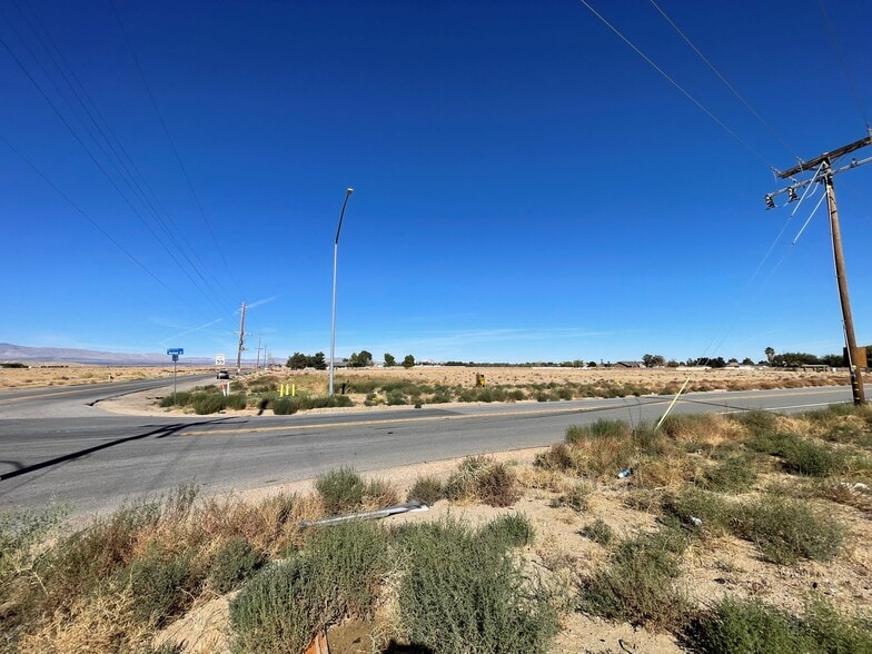 Ave. D (Hwy 138) Hwy, Lancaster, CA à vendre - Photo du bâtiment - Image 2 de 5