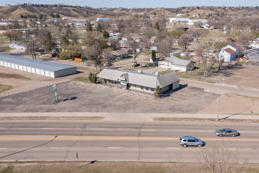 2000 Burdick Expy E, Minot, ND for lease - Building Photo - Image 3 of 14