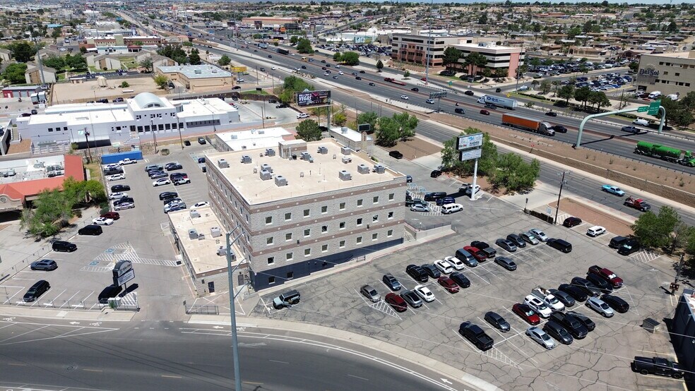 7878 E Gateway Blvd, El Paso, TX à louer - Photo du bâtiment - Image 2 de 2