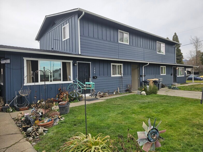 702 SE 9th St, Grants Pass, OR à vendre - Photo principale - Image 1 de 17