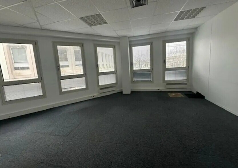 Office in Sèvres for sale - Interior Photo - Image 3 of 4