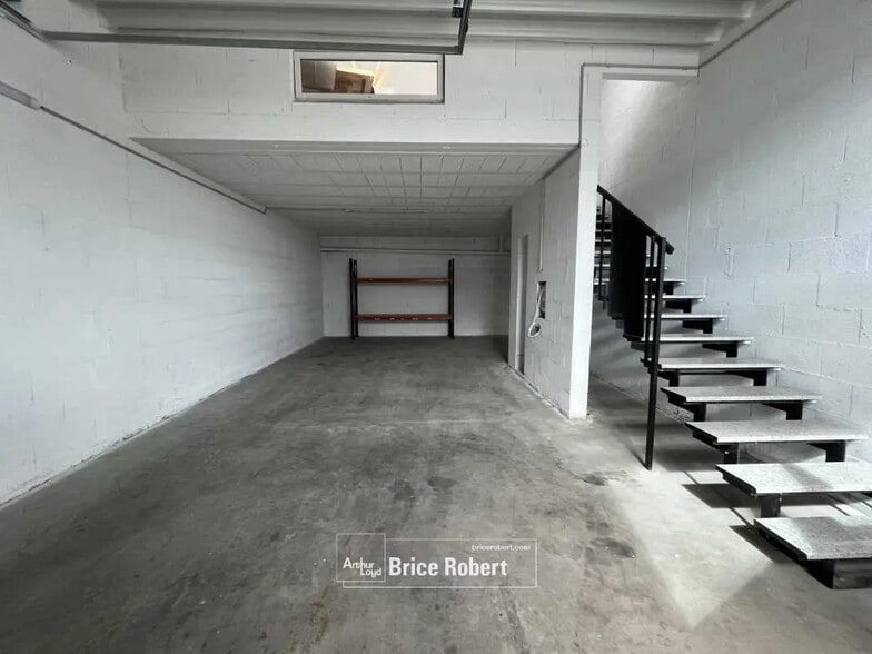 Flex in Vénissieux for lease - Interior Photo - Image 3 of 5