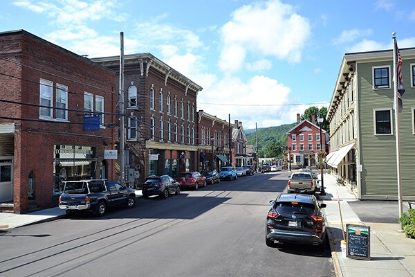 13 Stowe St, Waterbury, VT à vendre - Photo du bâtiment - Image 2 de 7