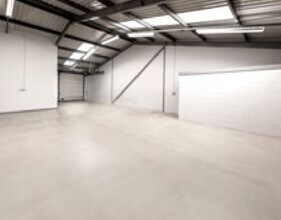 878 Plymouth Rd, Slough à louer Photo intérieure- Image 2 de 2