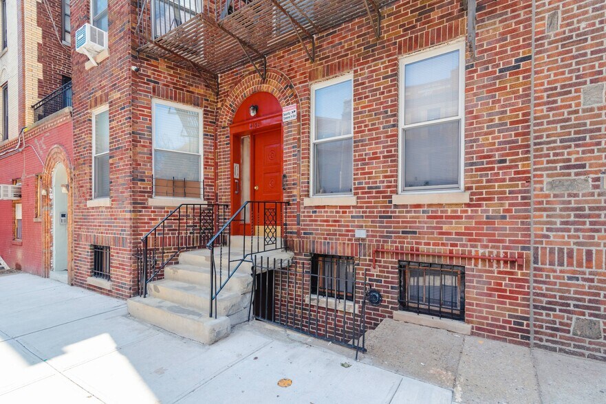 4132 53rd St, Woodside, NY à vendre - Photo du bâtiment - Image 2 de 56