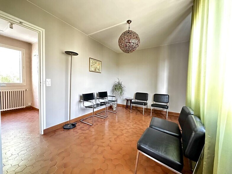 Grande Rue, Verneuil-sur-Seine for lease - Interior Photo - Image 2 of 12