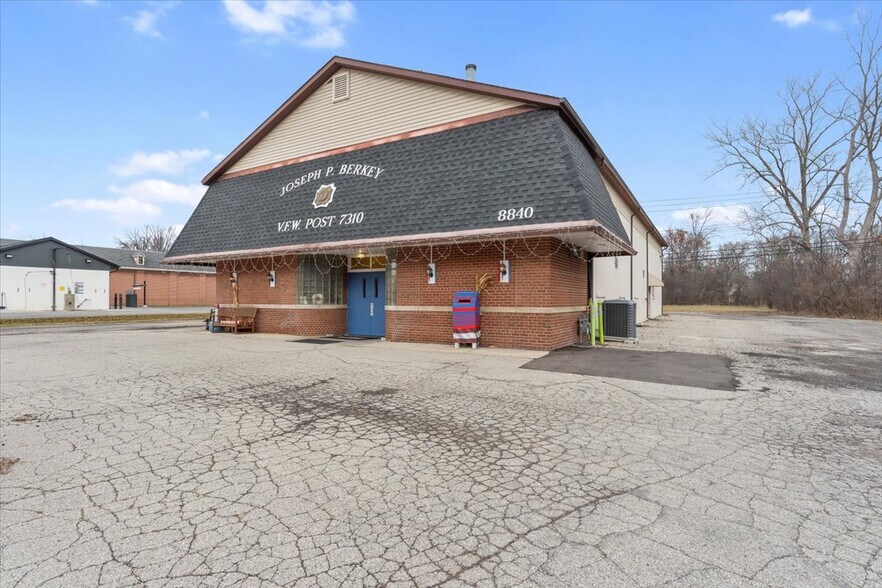 8840 Macomb St, Grosse Ile Township, MI à vendre - Photo du bâtiment - Image 1 de 19