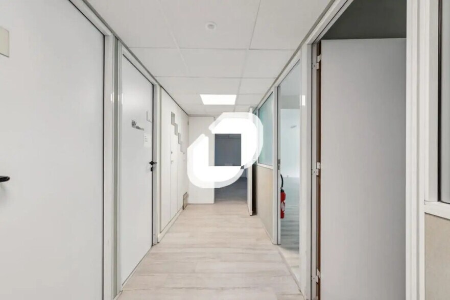 Office in Champs-sur-Marne for lease - Interior Photo - Image 3 of 3