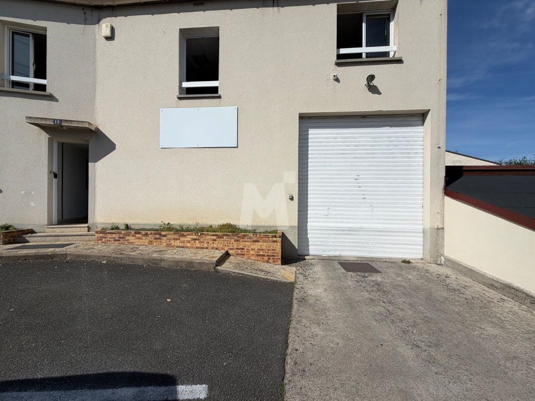 Industrial in Igny for lease Building Photo- Image 1 of 10