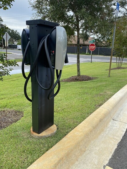 1046 Mar Walt Dr, Fort Walton Beach, FL à vendre - Photo du bâtiment - Image 2 de 9