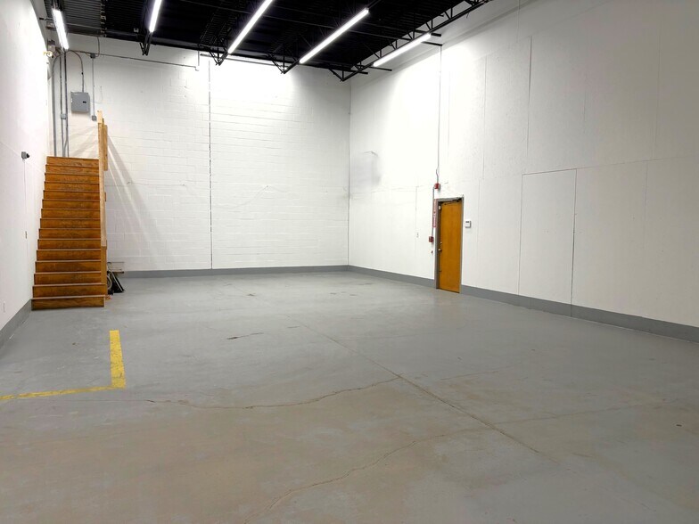 85 Flagship Dr - 11,200 SF Flex Condos portefeuille de 2 propriétés à vendre sur LoopNet.ca - Photo du bâtiment - Image 3 de 11