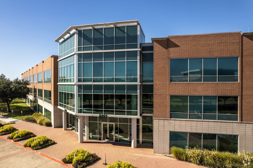 2301 W Plano Pky, Plano, TX à louer - Photo du bâtiment - Image 3 de 10