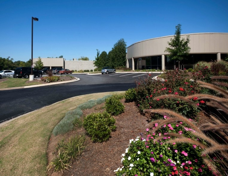 445 Atlanta South Pky, Atlanta, GA for sale - Building Photo - Image 3 of 13