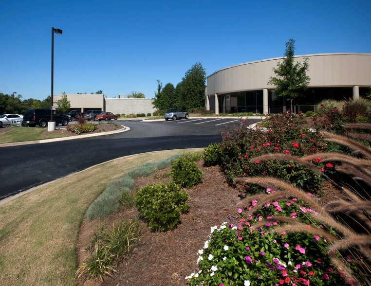 445 Atlanta South Pky, Atlanta, GA à vendre - Photo du bâtiment - Image 3 de 13