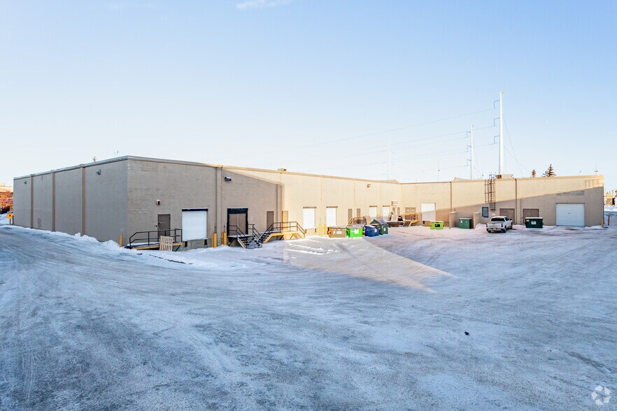 10441-10459 172 St NW, Edmonton, AB à louer - Photo du bâtiment - Image 3 de 4