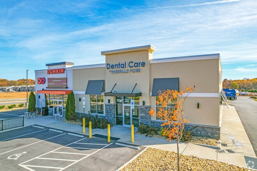 7936 Bradley Long Dr, Sherrills Ford, NC à vendre - Photo du bâtiment - Image 2 de 5