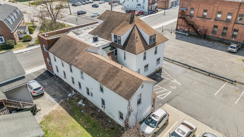 45 Elm St, Winsted, CT à vendre - Photo du bâtiment - Image 2 de 2