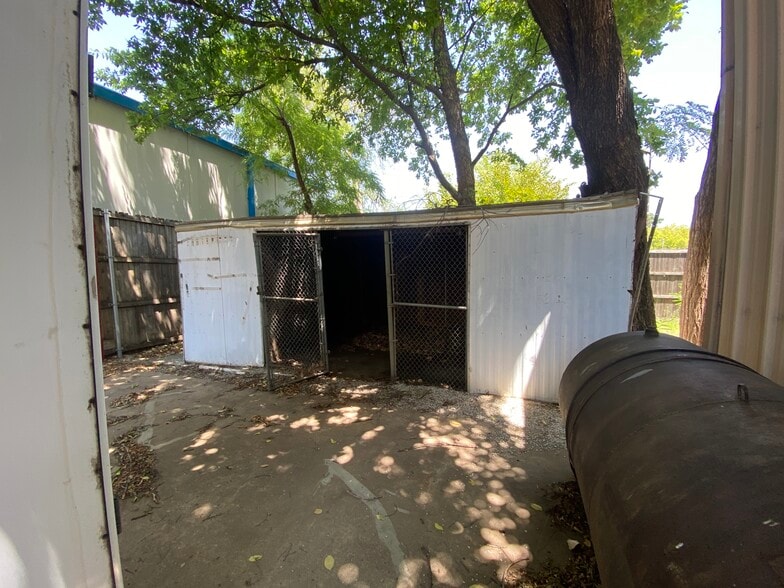 715 Dallas Dr, Denton, TX for sale - Building Photo - Image 3 of 33