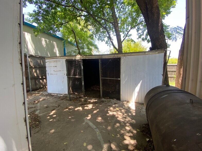 715 Dallas Dr, Denton, TX à vendre - Photo du bâtiment - Image 3 de 33