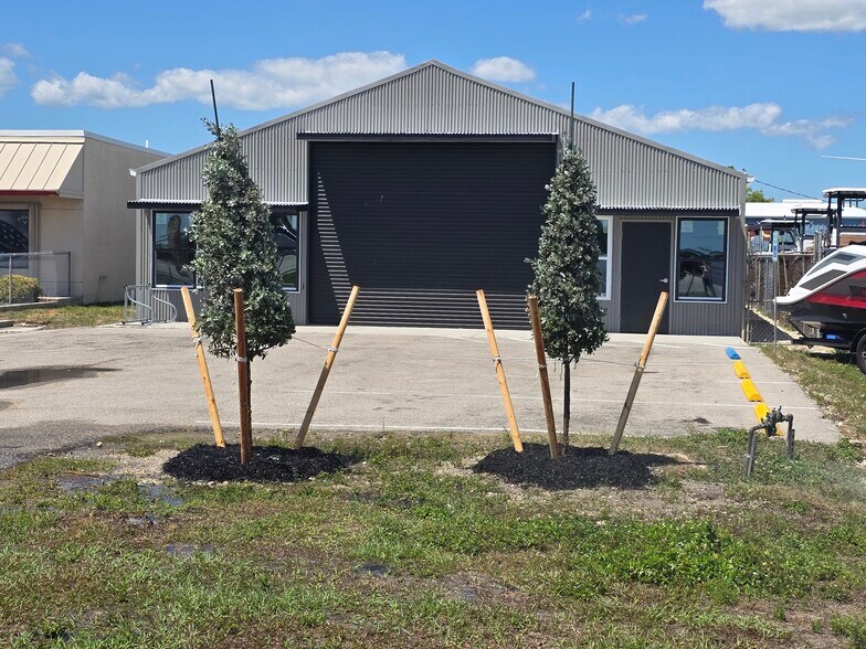 11118 S Cleveland Ave, Fort Myers, FL à vendre - Photo du bâtiment - Image 2 de 23