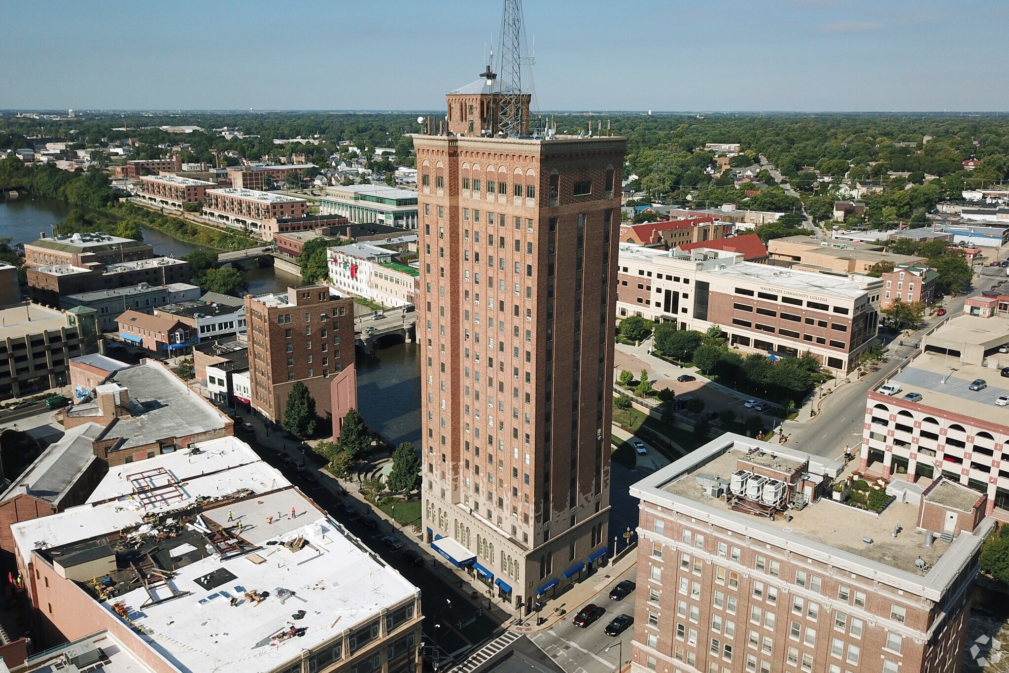 7 S Stolp Ave, Aurora, IL à louer Photo principale- Image 1 de 52