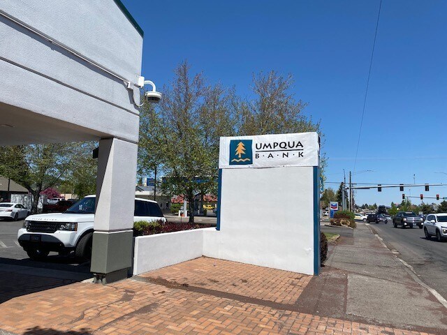 1701 NE 3rd St, Bend, OR à louer - Photo du bâtiment - Image 2 de 6