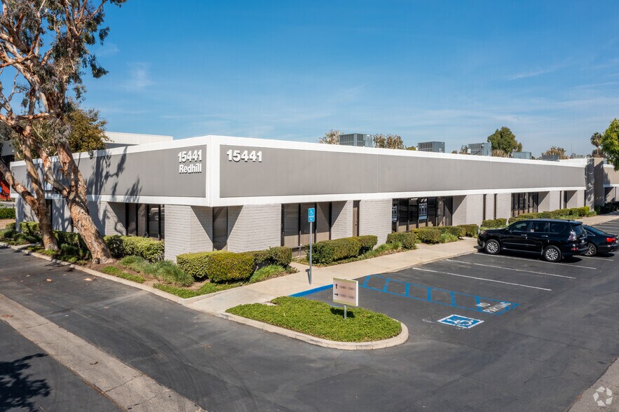 15441 Red Hill Ave, Tustin, CA à louer - Photo du bâtiment - Image 2 de 18