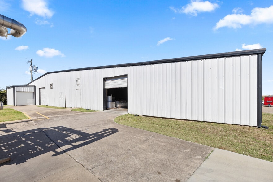 1200 N Commercial Blvd, Arlington, TX for sale - Building Photo - Image 2 of 11