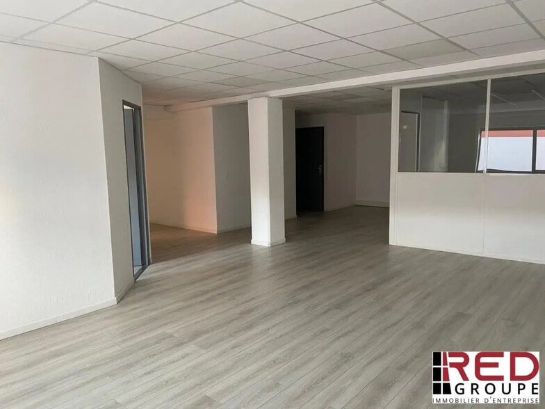 Flex in Aubagne for lease - Interior Photo - Image 3 of 5