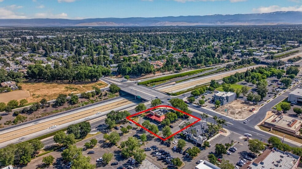 501 S Chinowth St, Visalia, CA for lease - Building Photo - Image 2 of 12