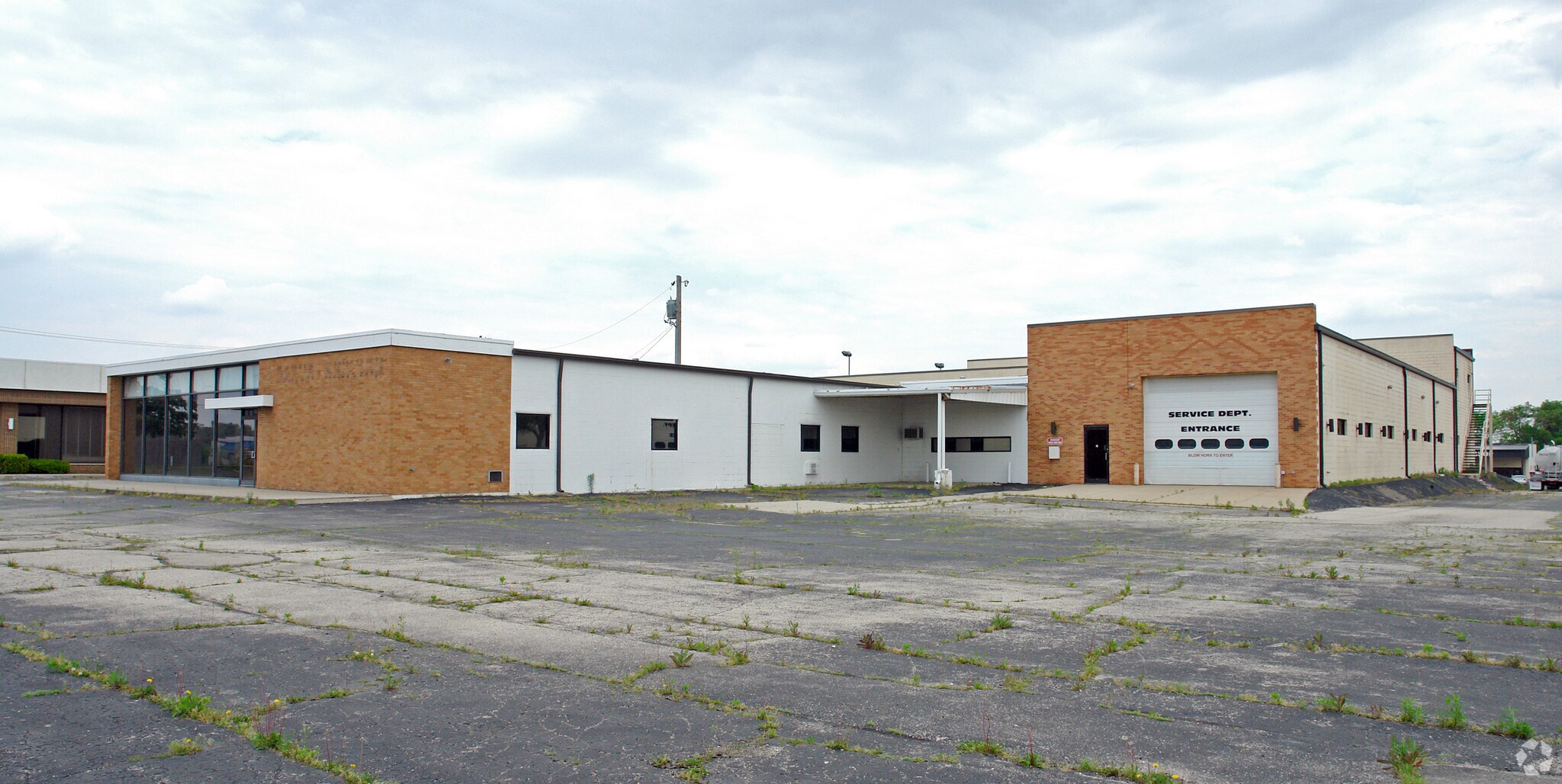 7030 Poe Ave, Dayton, OH à louer Photo du bâtiment- Image 1 de 10