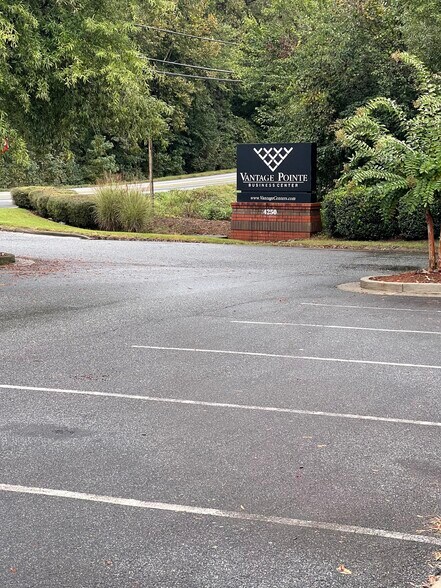 4250 Keith Bridge Rd, Cumming, GA à louer - Photo du bâtiment - Image 3 de 10