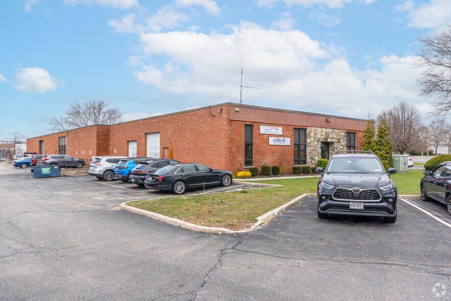 87 E Jefryn Blvd, Deer Park, NY à louer - Photo principale - Image 1 de 8