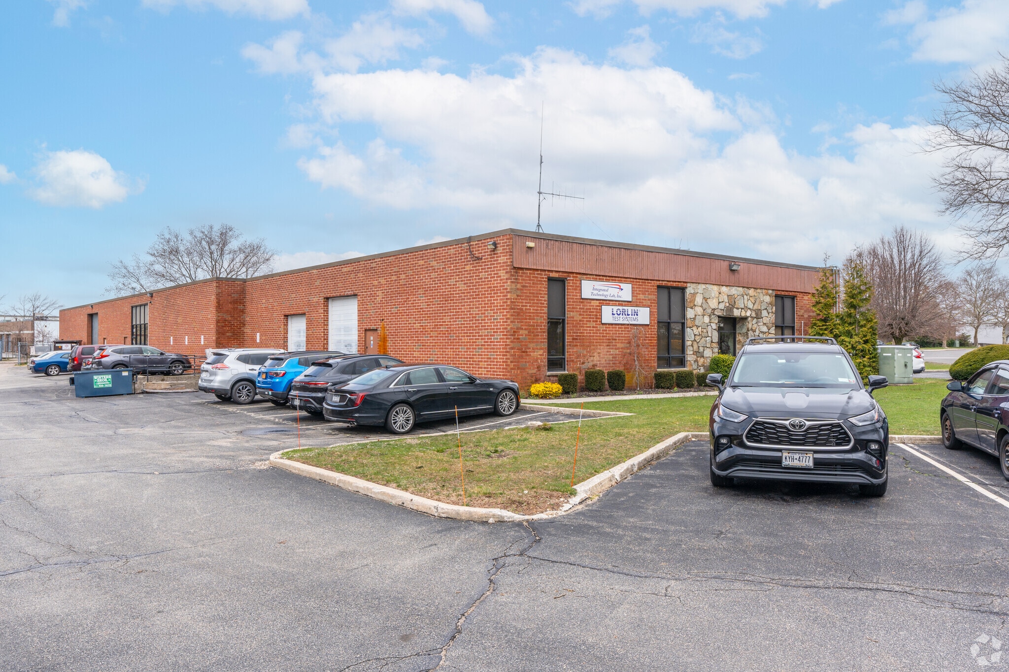 87 E Jefryn Blvd, Deer Park, NY for lease Primary Photo- Image 1 of 8
