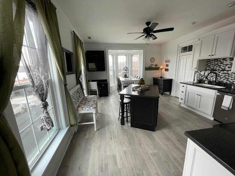 208 N Cody Rd, Le Claire, IA à vendre - Photo du bâtiment - Image 3 de 4