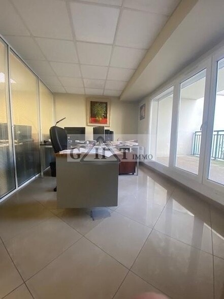 Retail in Alfortville for lease - Interior Photo - Image 2 of 4