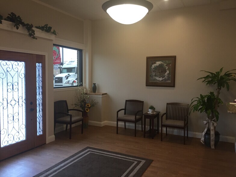 448 Carolina Ave, Chester, WV à vendre - Photo du bâtiment - Image 2 de 8