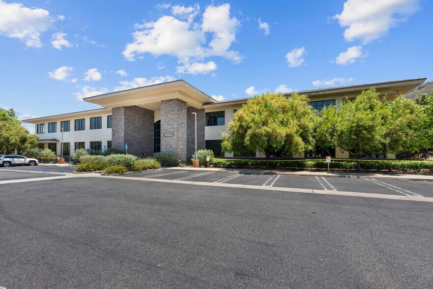 30300 Agoura Rd, Agoura Hills, CA à vendre - Photo du bâtiment - Image 2 de 7