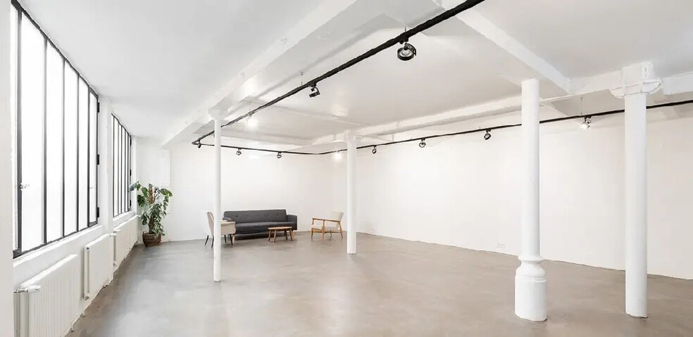 Office in Paris for lease - Interior Photo - Image 2 of 5