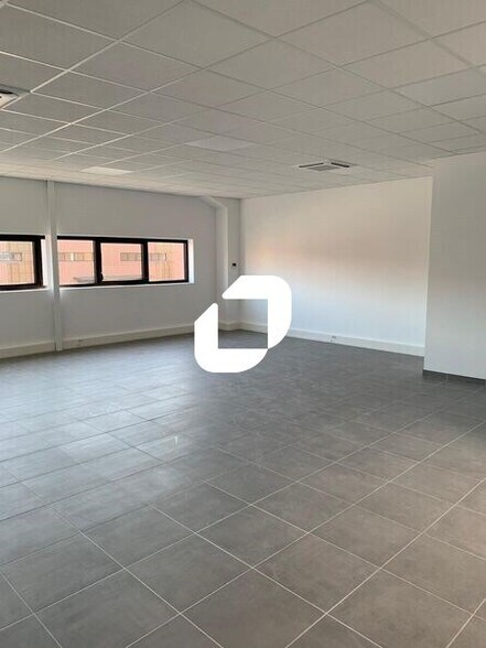 Rue Marguerite Perey, Taverny for lease - Building Photo - Image 2 of 8