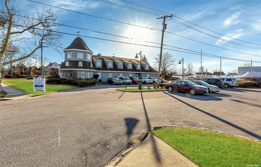 320 Montauk Hwy, West Islip, NY à vendre - Photo du b timent - Image 1 de 31