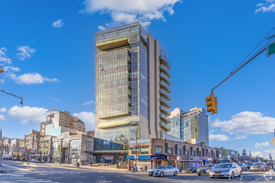 36-18 Main St, Flushing, NY à vendre - Photo du bâtiment - Image 1 de 16