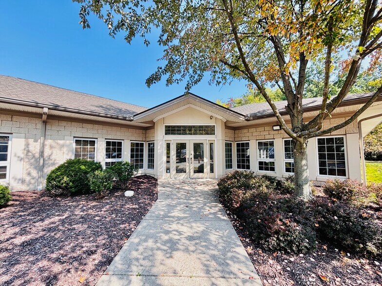 27911 Clemens Rd, Westlake, OH à louer - Photo du bâtiment - Image 1 de 23