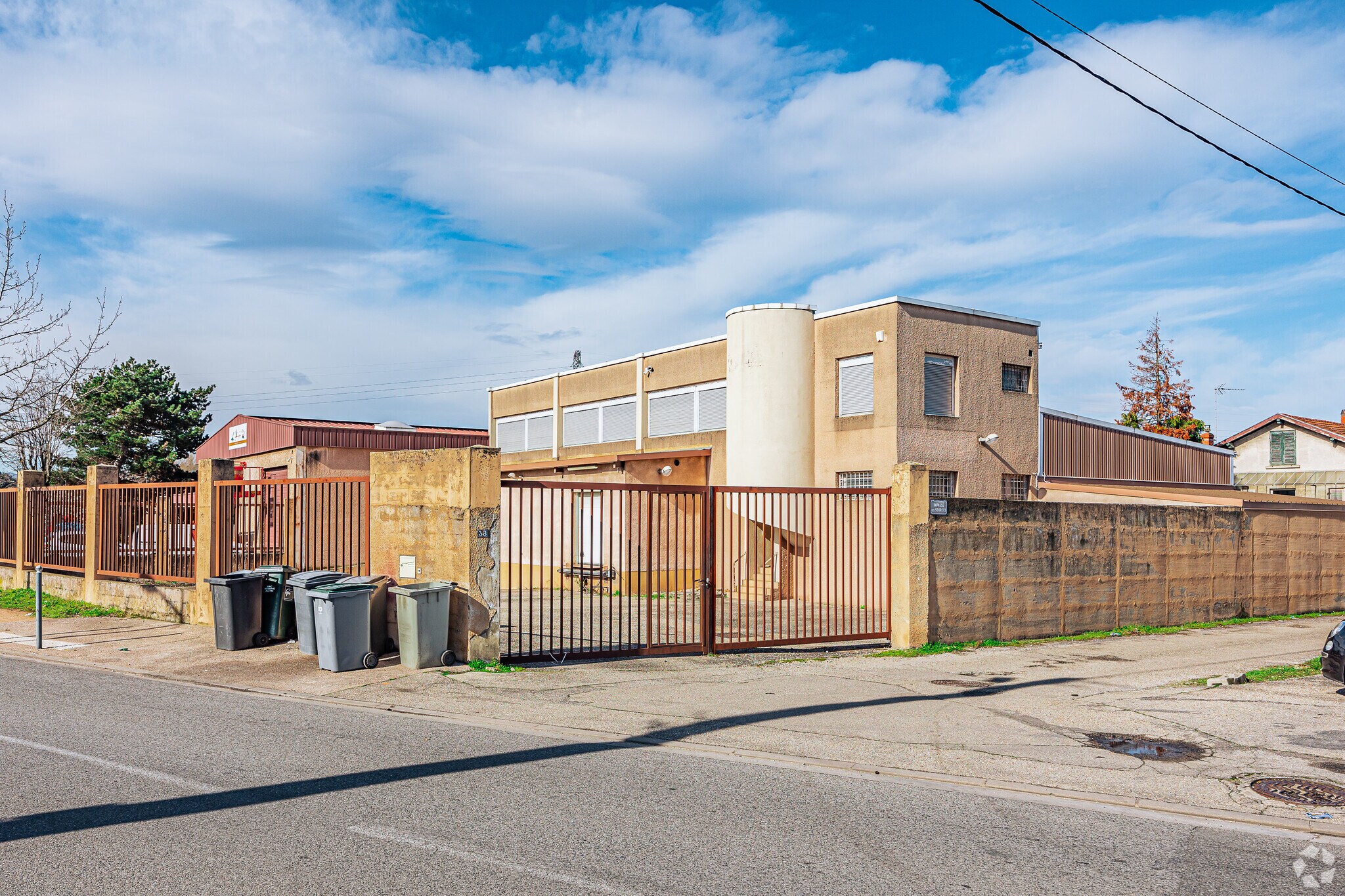 Flex dans Saint-Genis-Laval à louer Photo principale- Image 1 de 3