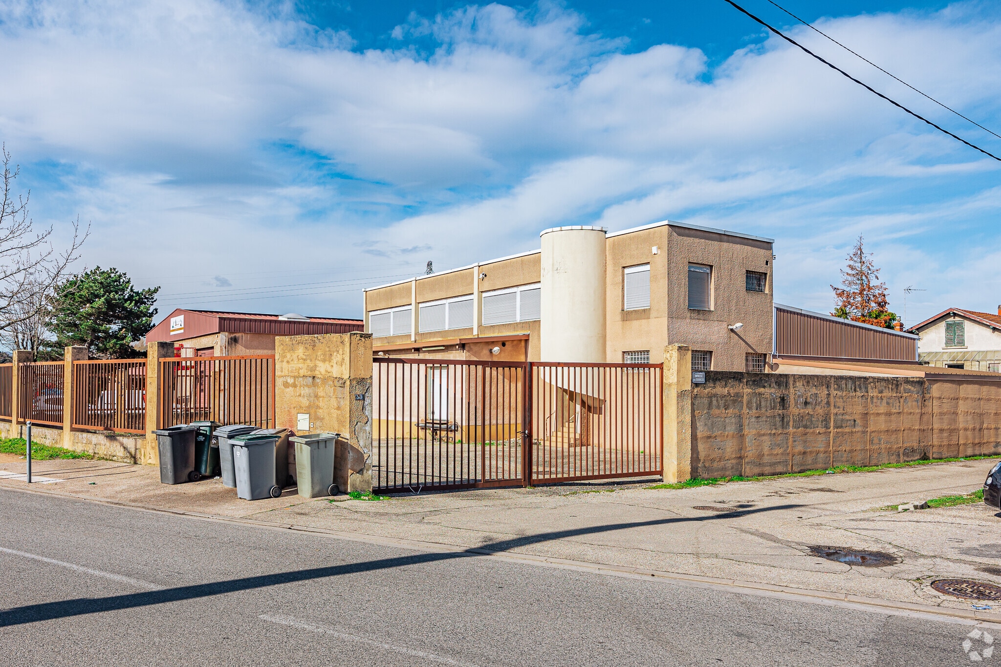 Flex in Saint-Genis-Laval for lease Primary Photo- Image 1 of 3