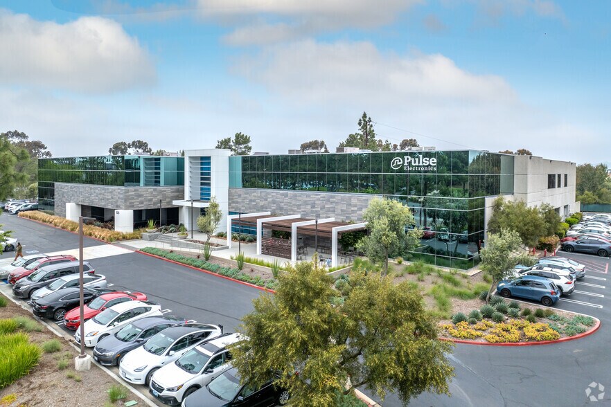 15255 Innovation Dr, San Diego, CA à louer - Photo du bâtiment - Image 2 de 7