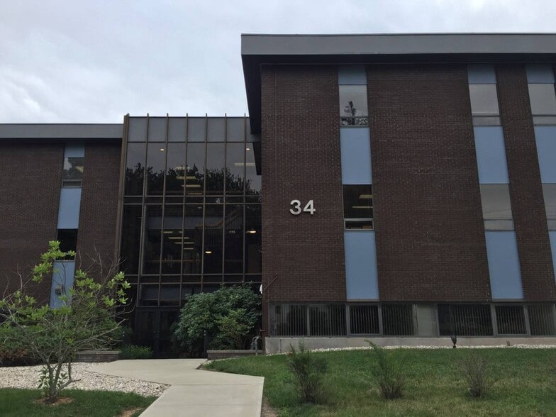 34 Jerome Ave, Bloomfield, CT for lease - Primary Photo - Image 1 of 4