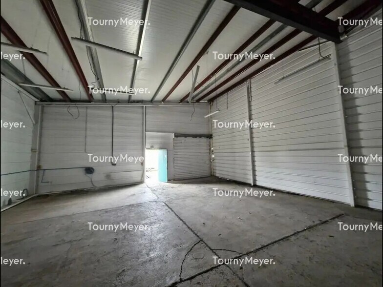 Flex in Mérignac for lease - Interior Photo - Image 2 of 6